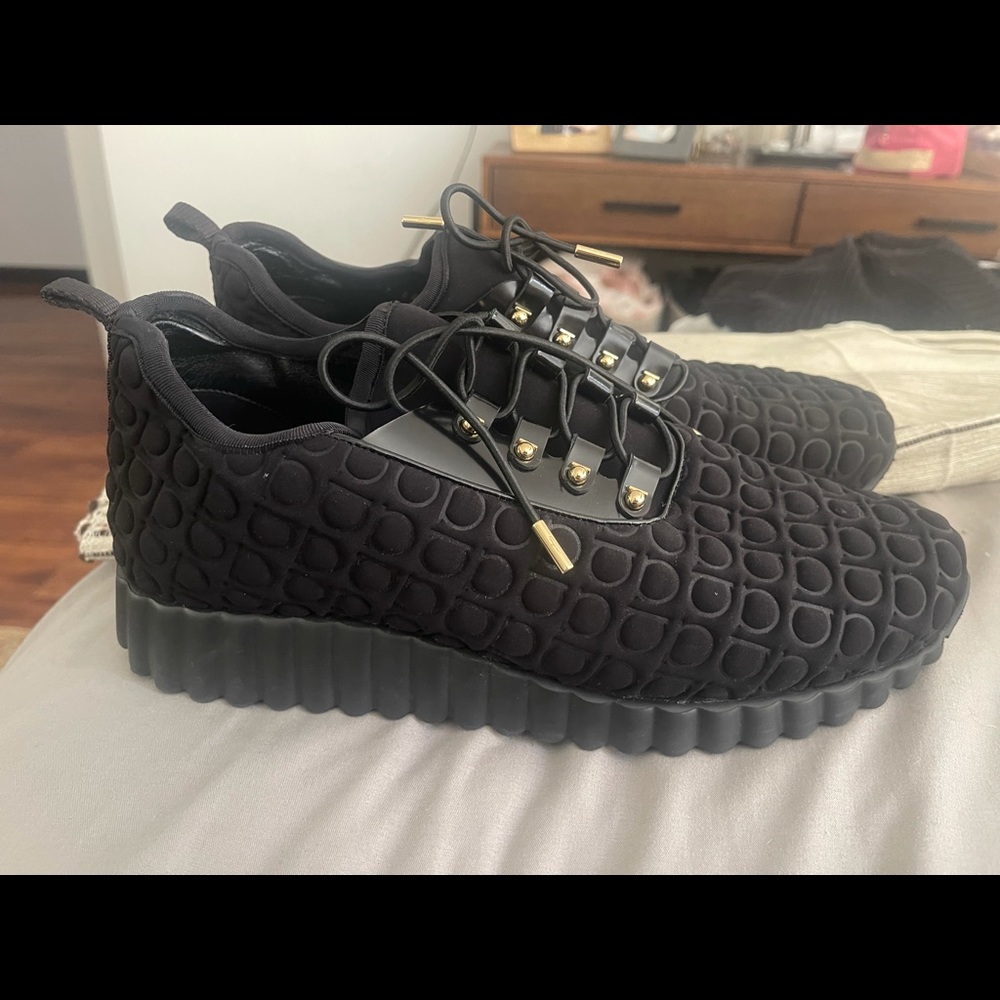 Women’s fashionable and comfortable sneakers